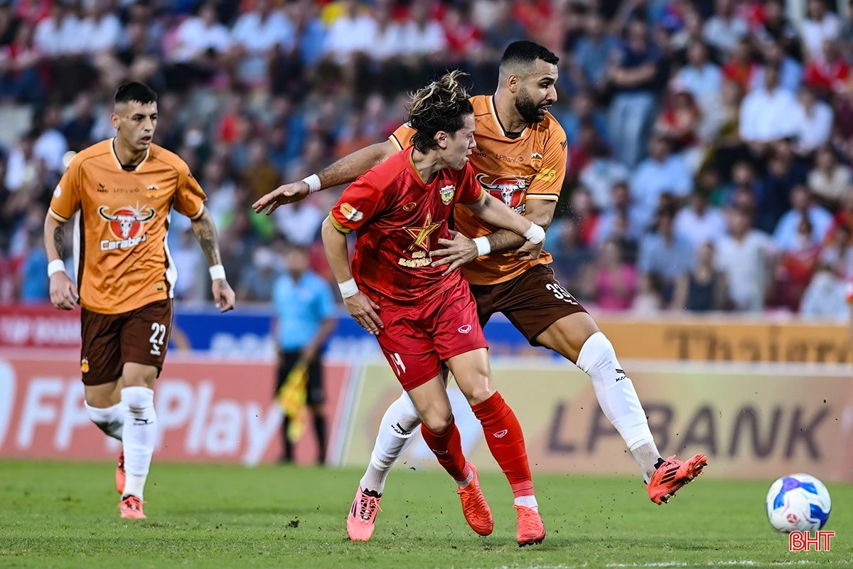 Anh không ngại tranh chấp, va chạm với cầu thủ ngoại binh to lớn của Hoàng Anh Gia Lai.