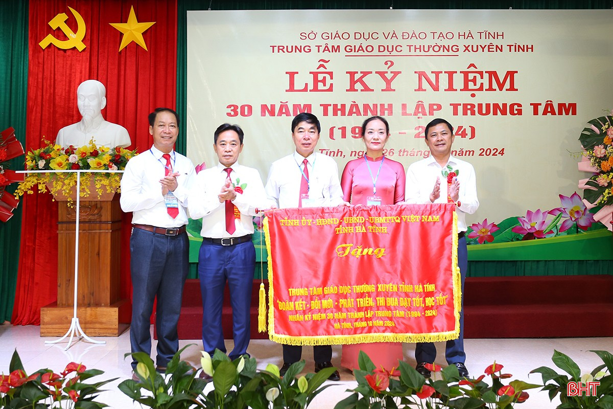 Phó Bí thư Thường trực Tỉnh ủy Trần Thế Dũng và Phó Chủ tịch UBND tỉnh Lê Ngọc Châu trao tặng Trung tâm bức trướng của Tỉnh ủy - HĐND - UBND - Ủy ban MTTQ tỉnh. aimg-4870-1000-6653.jpg