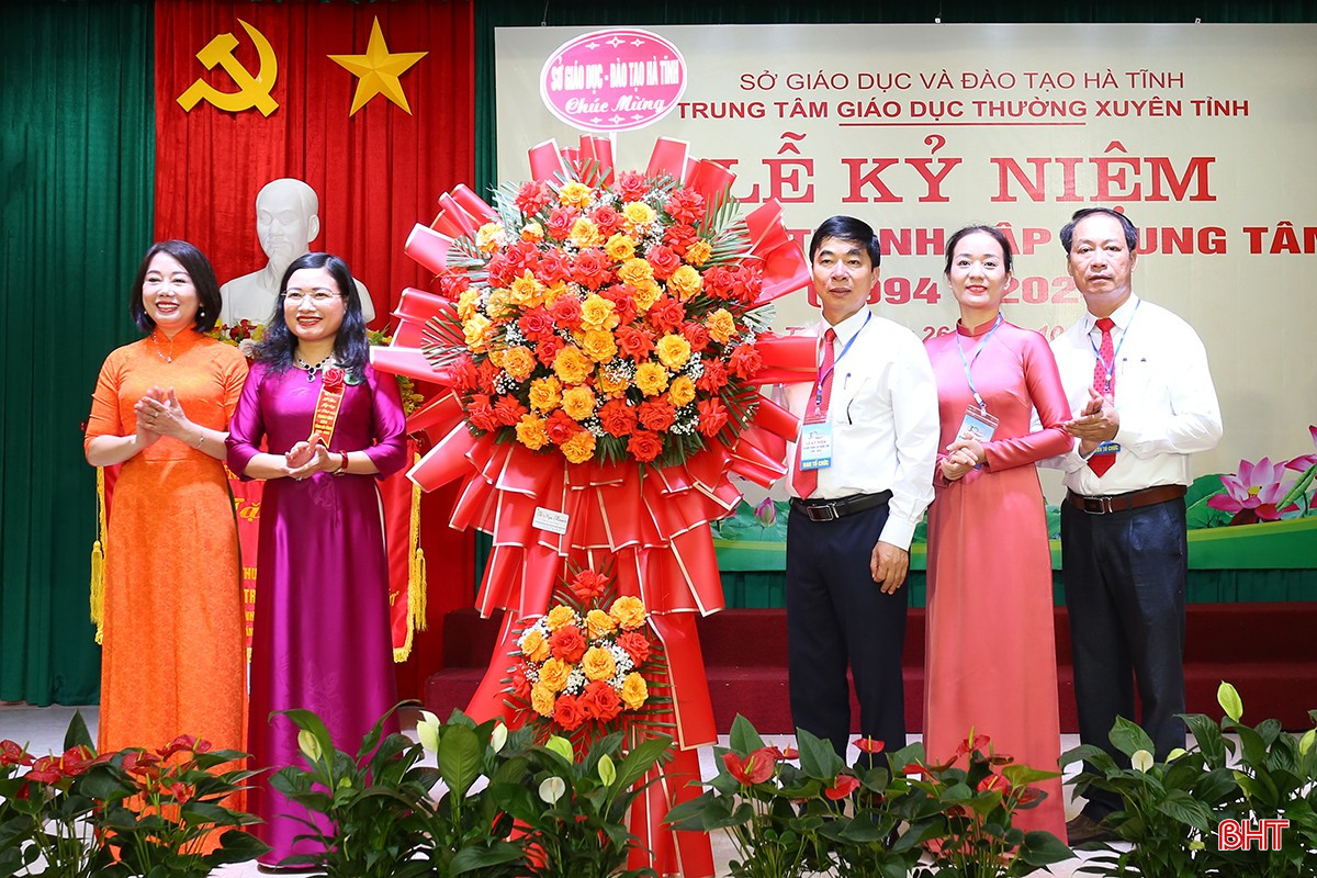 Lãnh đạo Sở Giáo dục và Đào tạo tặng hoa chúc mừng Trung tâm Giáo dục thường xuyên tỉnh. aimg-4881-8717-8420.jpg