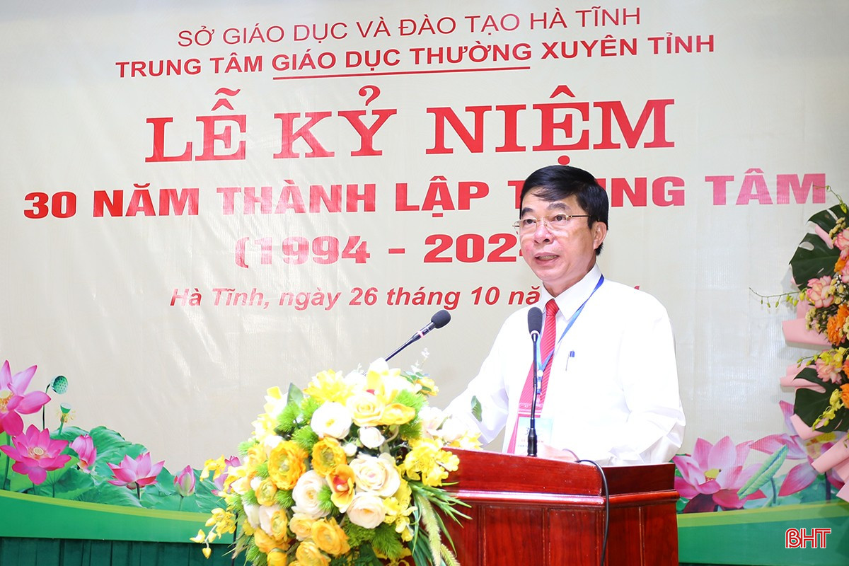 Giám đốc Trung tâm Giáo dục thường xuyên tỉnh Nguyễn Huy Thìn đọc diễn văn kỷ niệm. aimg-4851-1947-3236.jpg