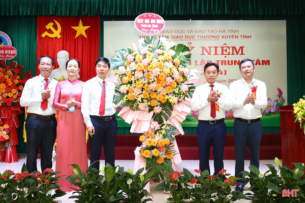 Lãnh đạo tỉnh tặng hoa chúc mừng Trung tâm Giáo dục thường xuyên tỉnh. aimg-4876-13-4608.jpg