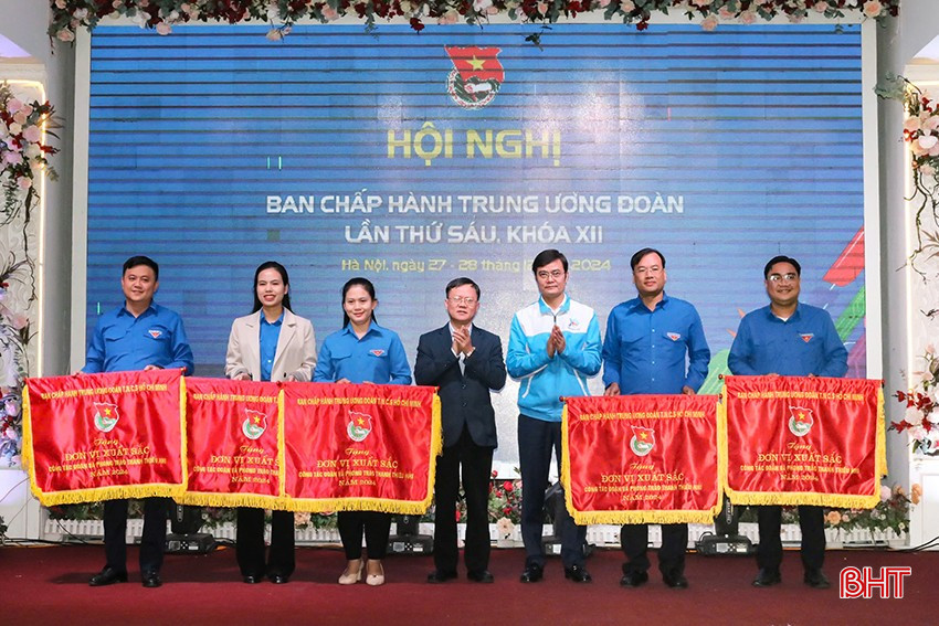 Bí thư Thứ nhất Ban Chấp hành Trung ương Đoàn Bùi Quang Huy và đại biểu trao cờ thi đua xuất sắc cho các đơn vị. bqbht_br_az6174126568656-28785e497a2988629651f3df8a09735a.jpg