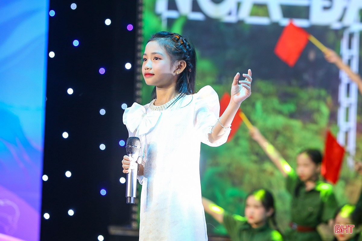 Tác phẩm "Nhớ về Đồng Lộc", biểu diễn: Gia Hân. bqbht_br_aimg-6287.jpg
