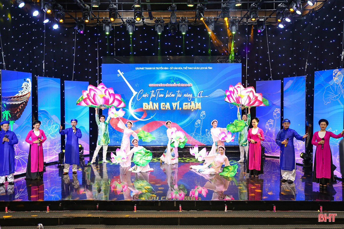 Tiết mục "Ví, giặm hồn quê" do CLB Dân ca ví, giặm xã Xuân Giang (Nghi Xuân) biểu diễn. bqbht_br_aimg-6244.jpg