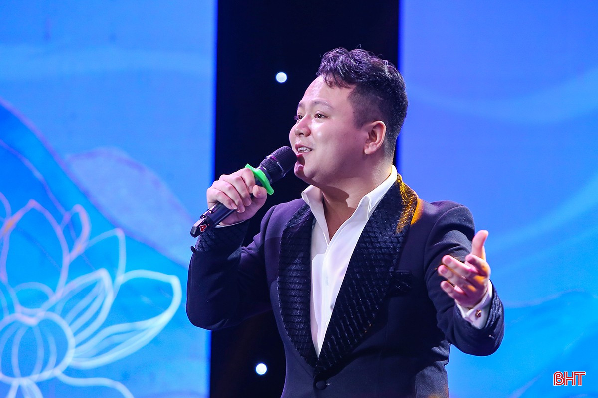 Tiết mục "Trông cây lại nhớ đến Người" do nghệ sĩ Lê Thanh Phong biểu diễn. bqbht_br_aimg-6300.jpg