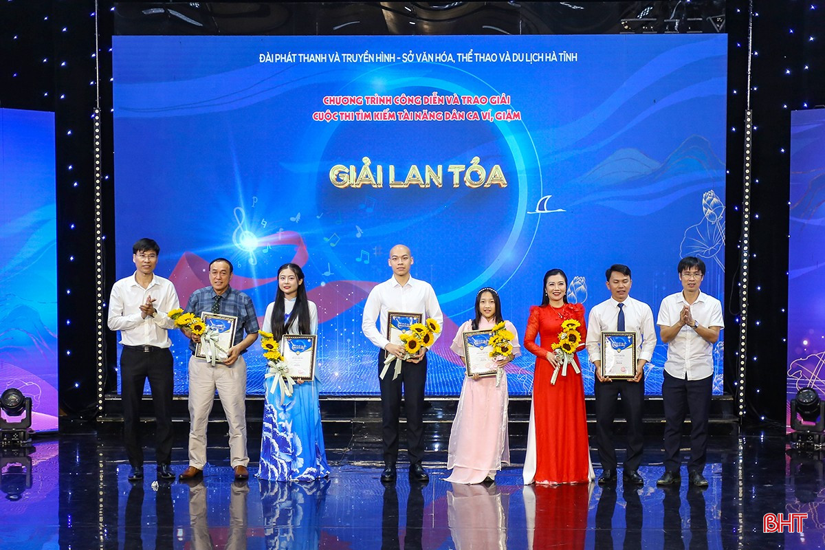 Ban Tổ chức trao 5 giải Lan tỏa cho các tiết mục được yêu thích. bqbht_br_aimg-6390.jpg