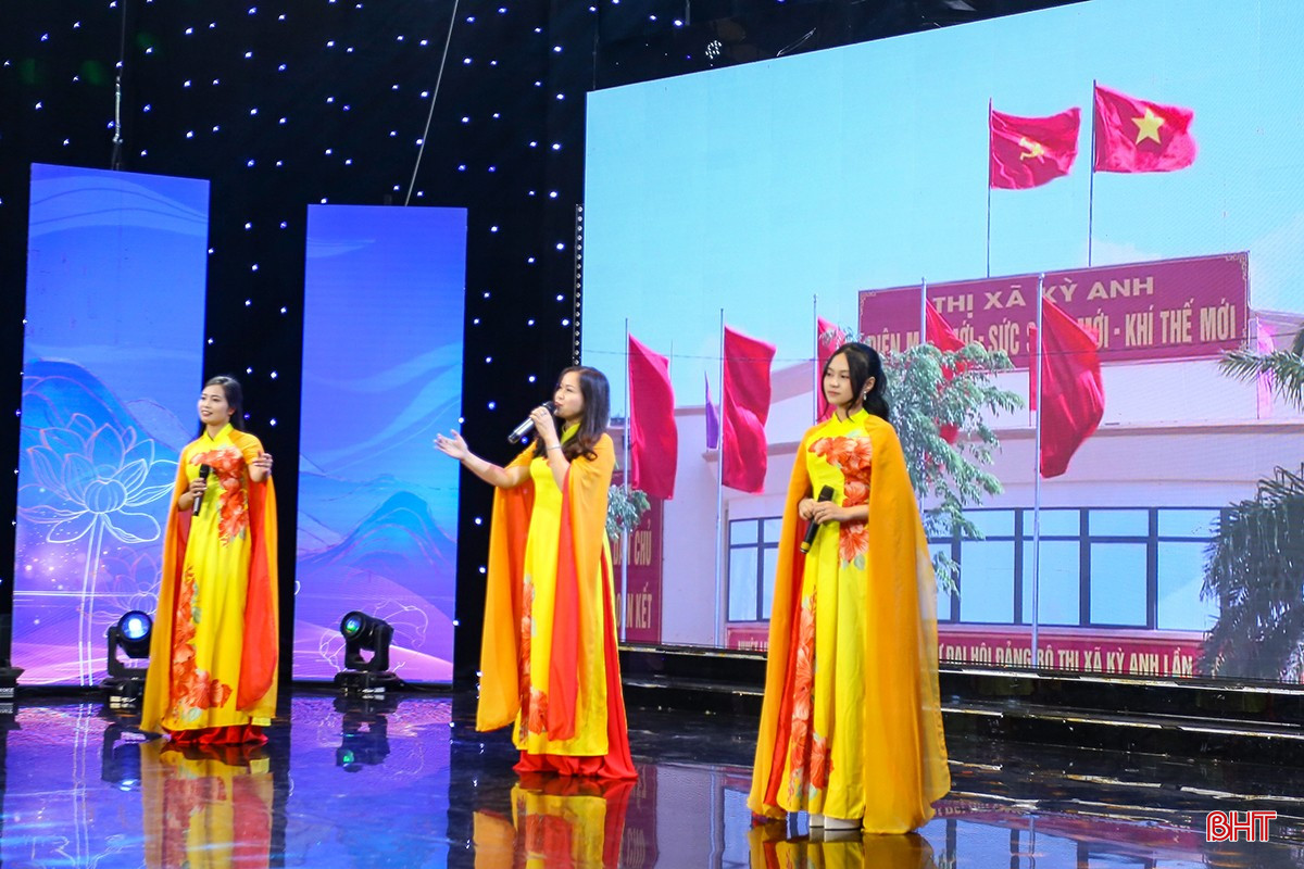 Tiết mục "Thị xã Kỳ Anh ngày mới" do Thu Hường, Thanh Xuân, Quế Như (Trung tâm Văn hóa Truyền thông TX Kỳ Anh) biểu diễn. bqbht_br_aimg-6353.jpg