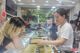 Giá vàng đi ngang, nhà đầu tư ngắn hạn thấp thỏm lo