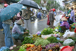 Mưa lớn kéo dài khiến rau xanh đắt đỏ, có loại giá tăng gấp đôi