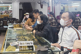 "Đu đỉnh" giá vàng, nhiều nhà đầu tư lỗ nặng