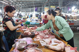 Nhóm hàng bán lẻ nào ở Hà Tĩnh có doanh thu cao nhất 4 tháng? 