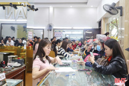 Giá tăng trở lại, tiệm vàng ở Hà Tĩnh chật kín khách sau Tết