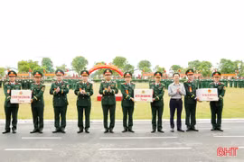 Trung đoàn 841 và Tiểu đoàn Huấn luyện - Cơ động tổ chức lễ tuyên thệ chiến sĩ mới 