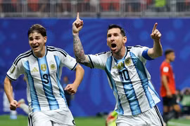 Argentina vào tứ kết World Cup sau màn ngược dòng điên rồ