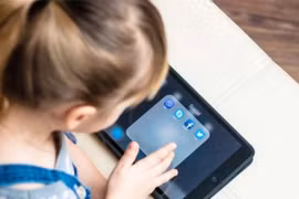 Điều gì đứng sau làn sóng cấm trẻ em dùng mạng xã hội trên toàn cầu?