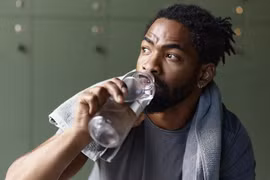 Bao lâu cần rửa bình nước cá nhân?