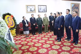 Đoàn đại biểu Hà Tĩnh viếng Chủ tịch Quốc hội Lào Xaysomphone Phomvihane