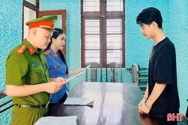 Mẹ và con mượn xe người khác rồi đi cầm cố