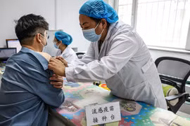 Trung Quốc ghi nhận gần 80.000 ca COVID-19 trong tháng 6