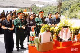Trang trọng lễ đón hài cốt liệt sỹ quân tình nguyện Việt Nam hy sinh tại Lào về nước