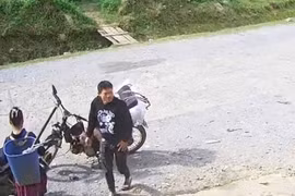 Giải cứu cháu bé bị bắt cóc khi đang bán dưa ven đường