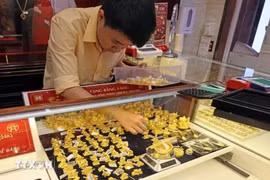 Vàng SJC "bốc hơi" 7 triệu đồng mỗi lượng trong tháng Tư