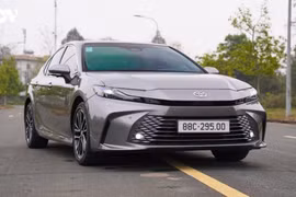 Toyota Camry Hybrid có giá mới, giảm 140 triệu đồng