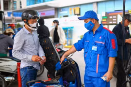Giá xăng, dầu cùng giảm