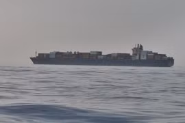 Mỹ - Iran giao tranh ác liệt; Tehran đóng cửa eo Hormuz