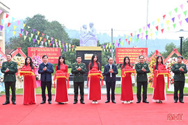 Khánh thành tượng đài “Bác Hồ với chiến sĩ biên phòng” ở cửa khẩu quốc tế Cầu Treo