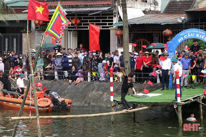 Đua thuyền truyền thống trên sông Cụt