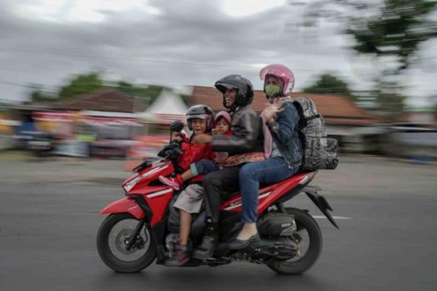 Chở gia đình về quê, anh chồng “đánh rơi” vợ mà chẳng hay
