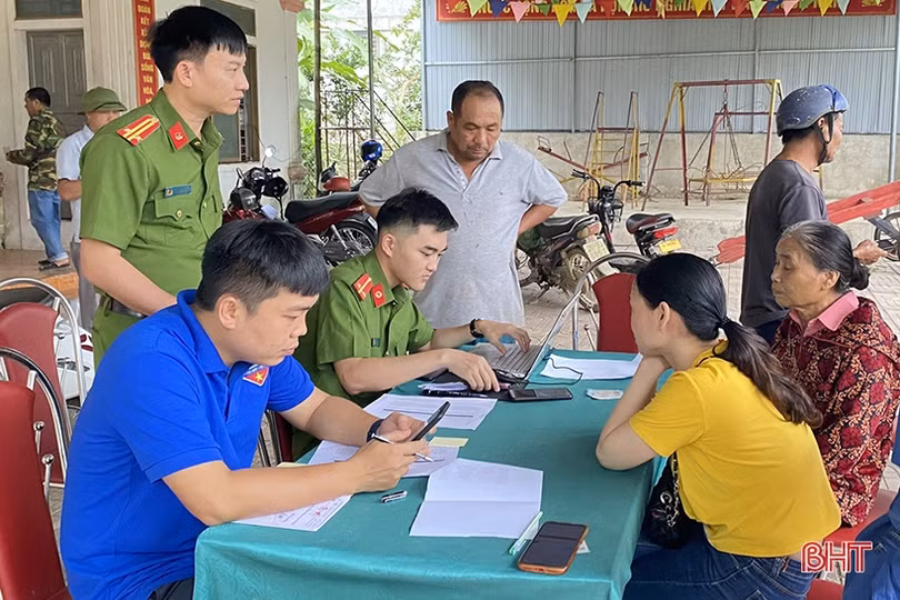 ĐVTN Hà Tĩnh “gác lễ hỗ trợ người dân cài đặt định danh điện tử
