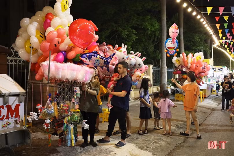 Rất đông người dân đổ về phố chuyên doanh ẩm thực Nguyễn Du