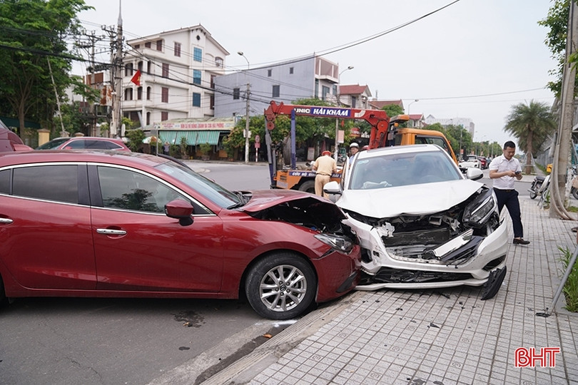 Tai nạn liên hoàn giữa ngã tư TP Hà Tĩnh, 4 xe ô tô hư hỏng nặng