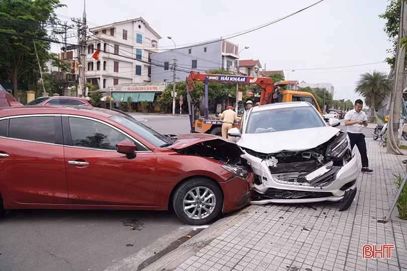 Tai nạn liên hoàn giữa ngã tư TP Hà Tĩnh, 4 xe ô tô hư hỏng nặng