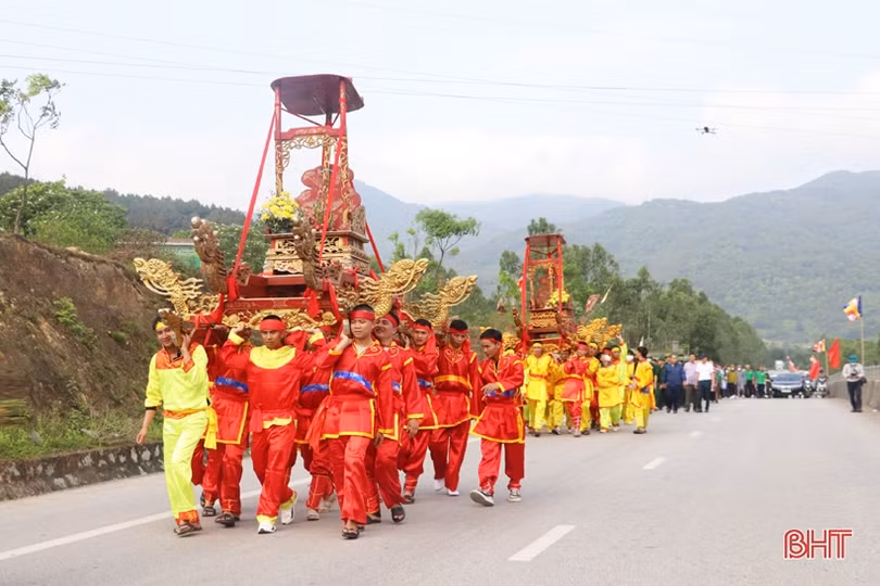 Độc đáo nghi lễ rước linh vị Đức Thủy Tổ Kinh Dương Vương và các Vua Hùng