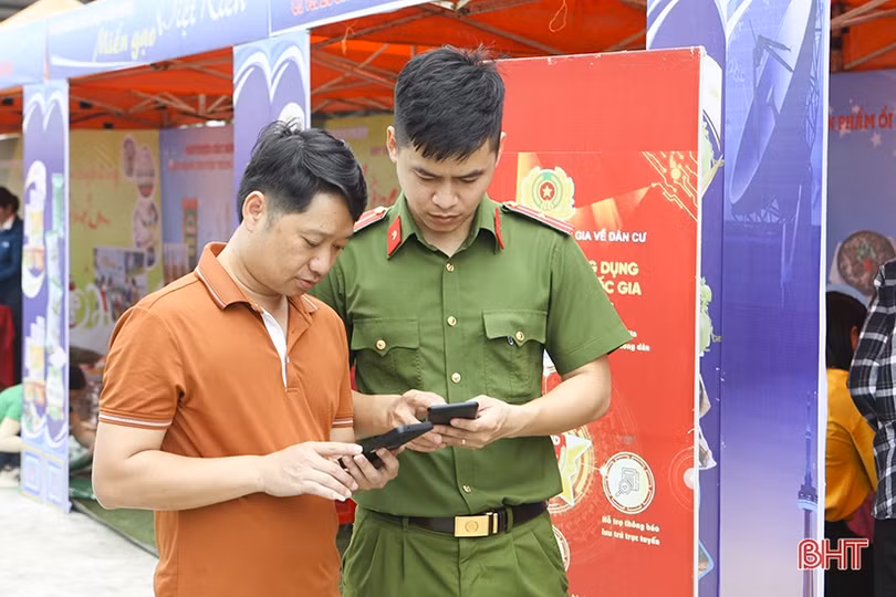 “Chuyển đổi số” cho công dân tại lễ hội Giỗ Quốc Tổ Hùng Vương