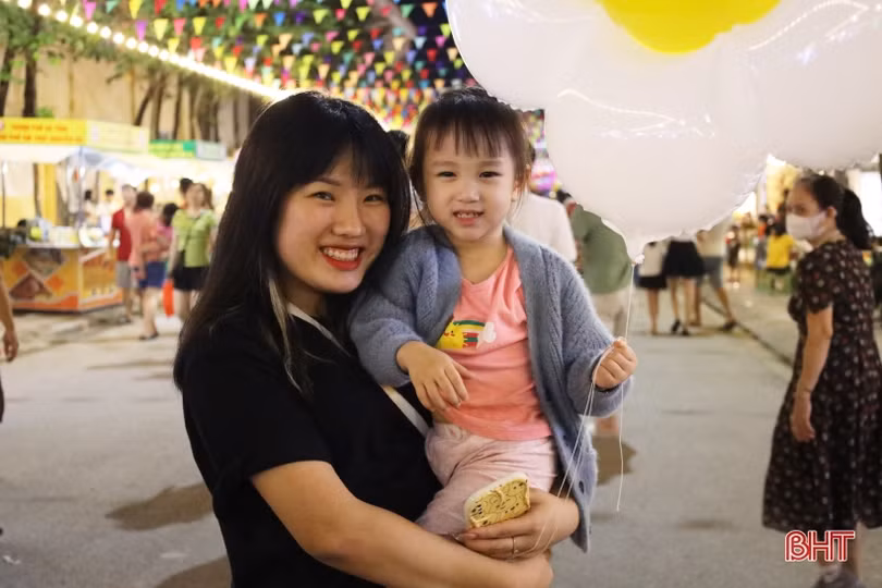 Rất đông người dân đổ về phố chuyên doanh ẩm thực Nguyễn Du