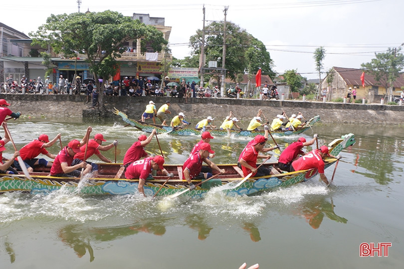 Đua thuyền truyền thống trên sông Cụt