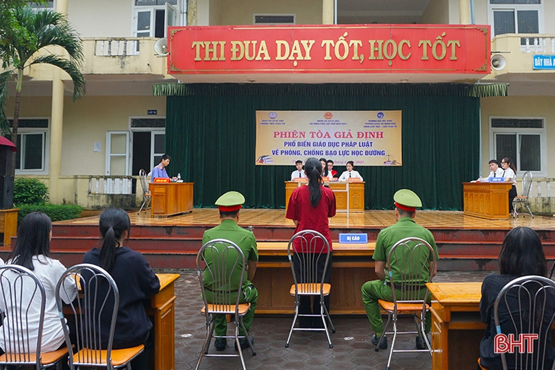 Học sinh TX Kỳ Anh được phổ biến pháp luật qua phiên toà giả định