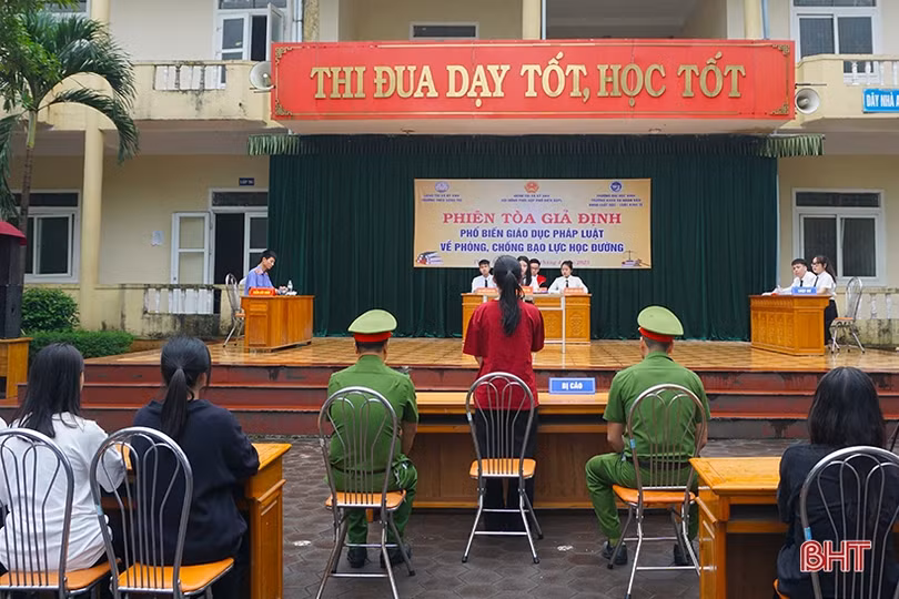 Học sinh TX Kỳ Anh được phổ biến pháp luật qua phiên toà giả định