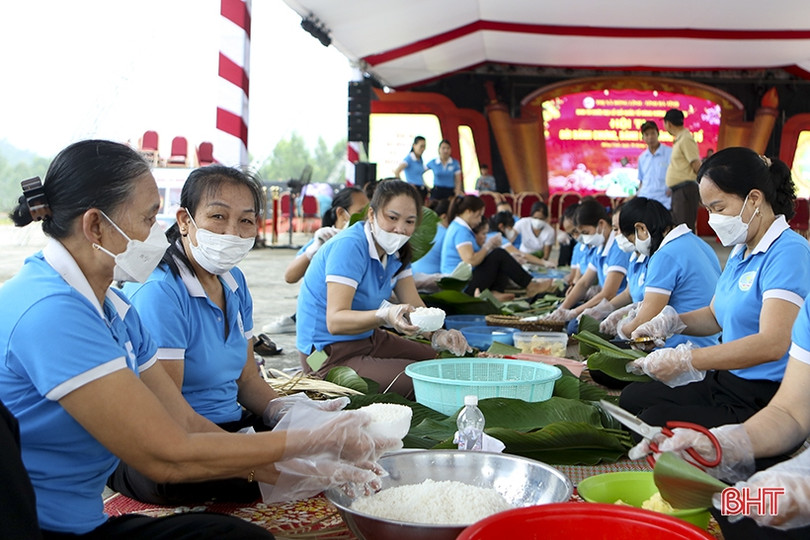 Chị em thị xã Hồng Lĩnh thi gói bánh chưng dâng Quốc Tổ Hùng Vương