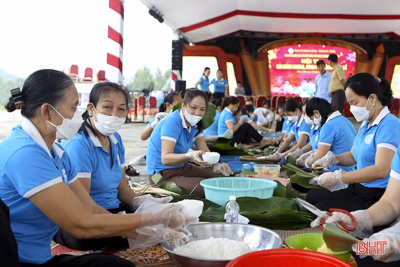 Chị em thị xã Hồng Lĩnh thi gói bánh chưng dâng Quốc Tổ Hùng Vương