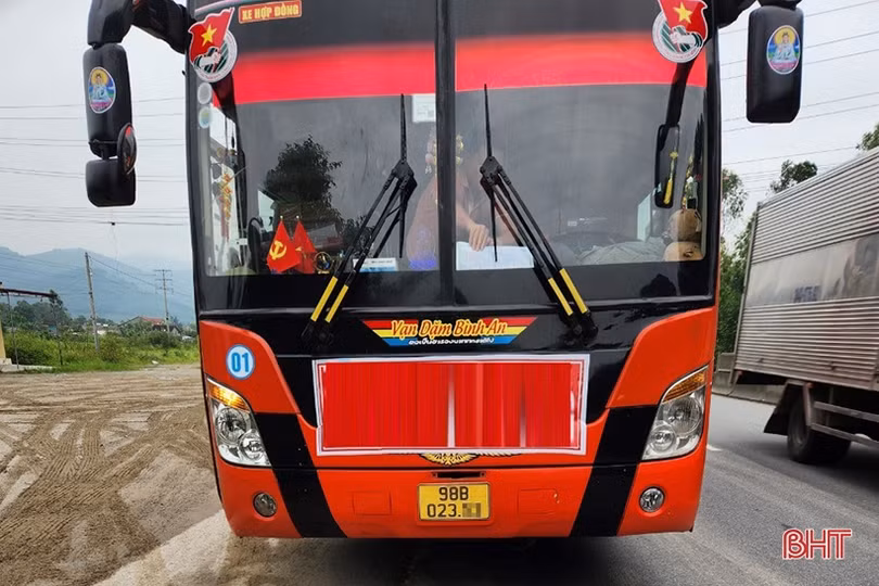 Phát hiện xe khách có dấu hiệu dùng giấy kiểm định giả