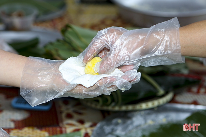 Chị em thị xã Hồng Lĩnh thi gói bánh chưng dâng Quốc Tổ Hùng Vương