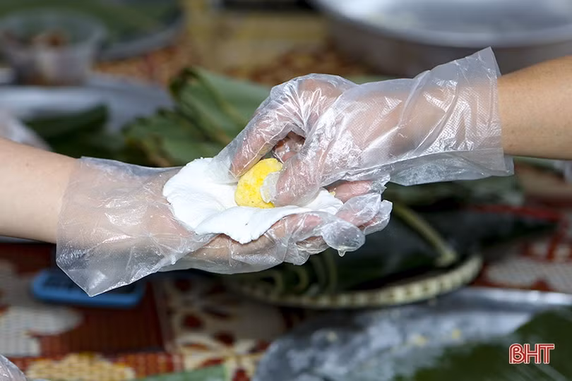 Chị em thị xã Hồng Lĩnh thi gói bánh chưng dâng Quốc Tổ Hùng Vương