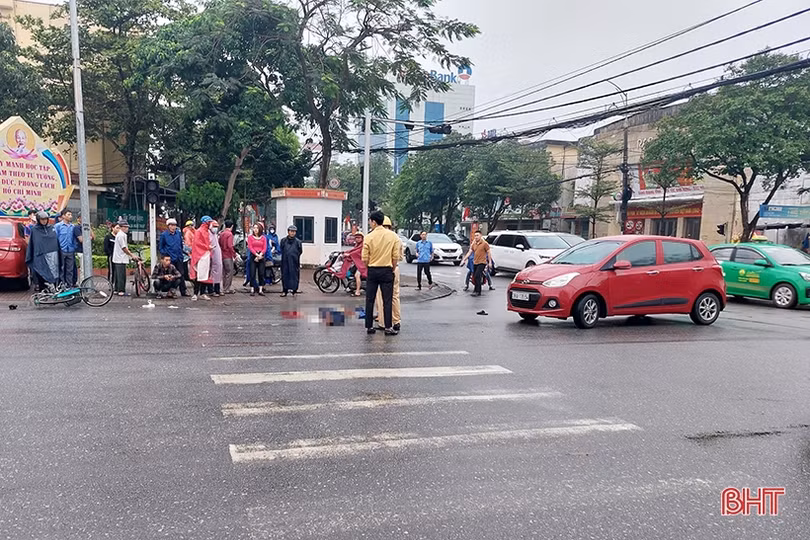 Ô tô va chạm xe đạp ở ngã tư TP Hà Tĩnh, một cụ ông tử vong