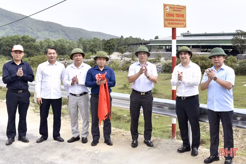 Thị xã Hồng Lĩnh gắn biển các công trình chào mừng những ngày lễ lớn