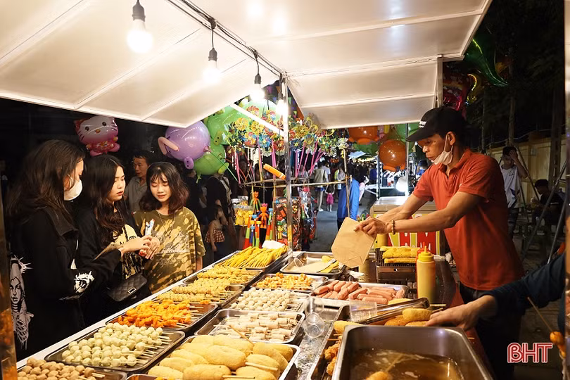 Rất đông người dân đổ về phố chuyên doanh ẩm thực Nguyễn Du